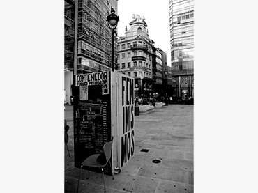 Contenedor de feminismos. Docu-acción en La Coruña, del ciclo Contra vento e marea (Casa-Museo Emilia Pardo Bazán), 2010. Cortesía de Anxela Caramés, Carme Nogueira y Uqui Permui
