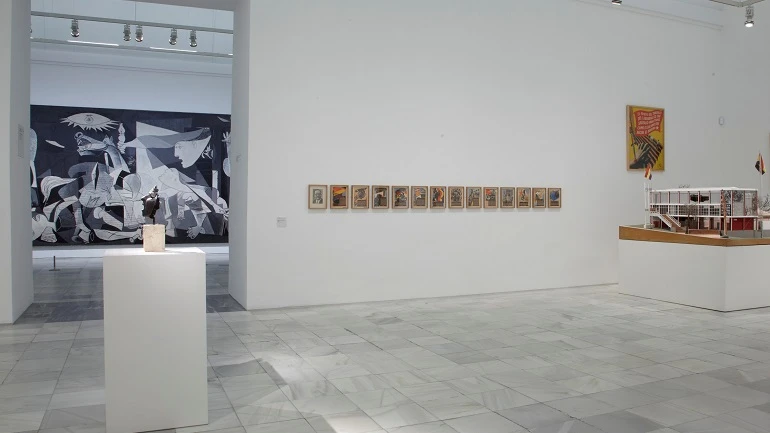 Vista de la sala 206 con Guernica y la maqueta del Pabellón español de 1937