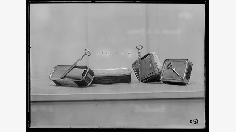George E. Marshall, Método empleado por los alemanes para difundir propaganda. El material para leer se introducía en latas de sardinas y se enviaba a diferentes países. Estas latas están en el Musée de la Guerre de París, 1919. Library of Congress, Print