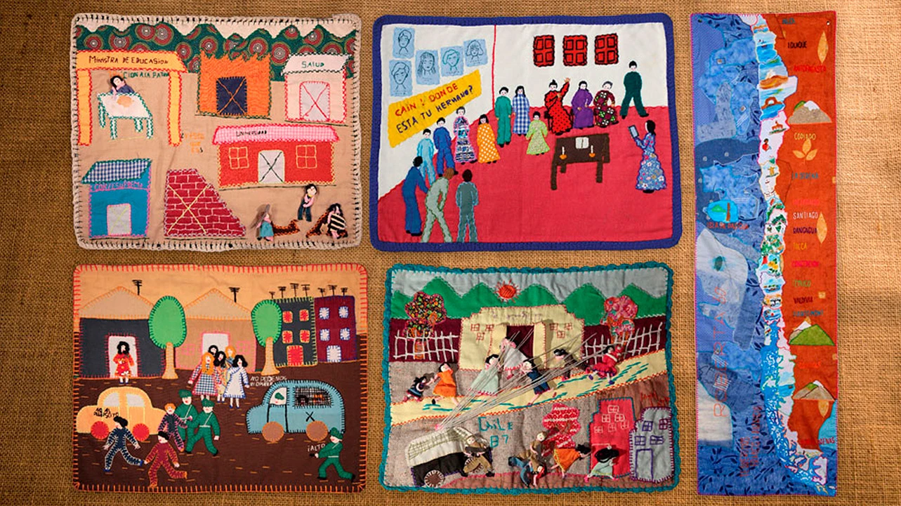 Conjunto de cinco arpilleras realizadas en Chile en la década de 1980 y 2009, una de ellas donada por Roberta Bacic. Depósito indefinido de la Fundación Museo Reina Sofía, 2023. Fotocollage: Roser Corbera © Conflict Textiles