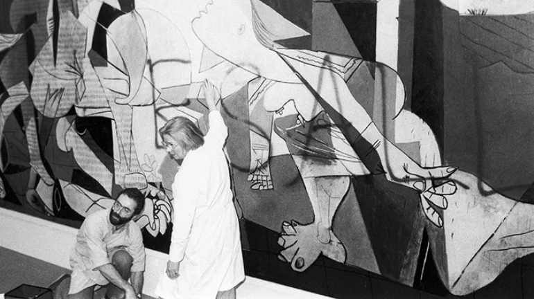 Guernica después del ataque vandálico de Tony Shafrazi, con el graffiti “Kill All Lies” sobre el mural. Nueva York, 1974.