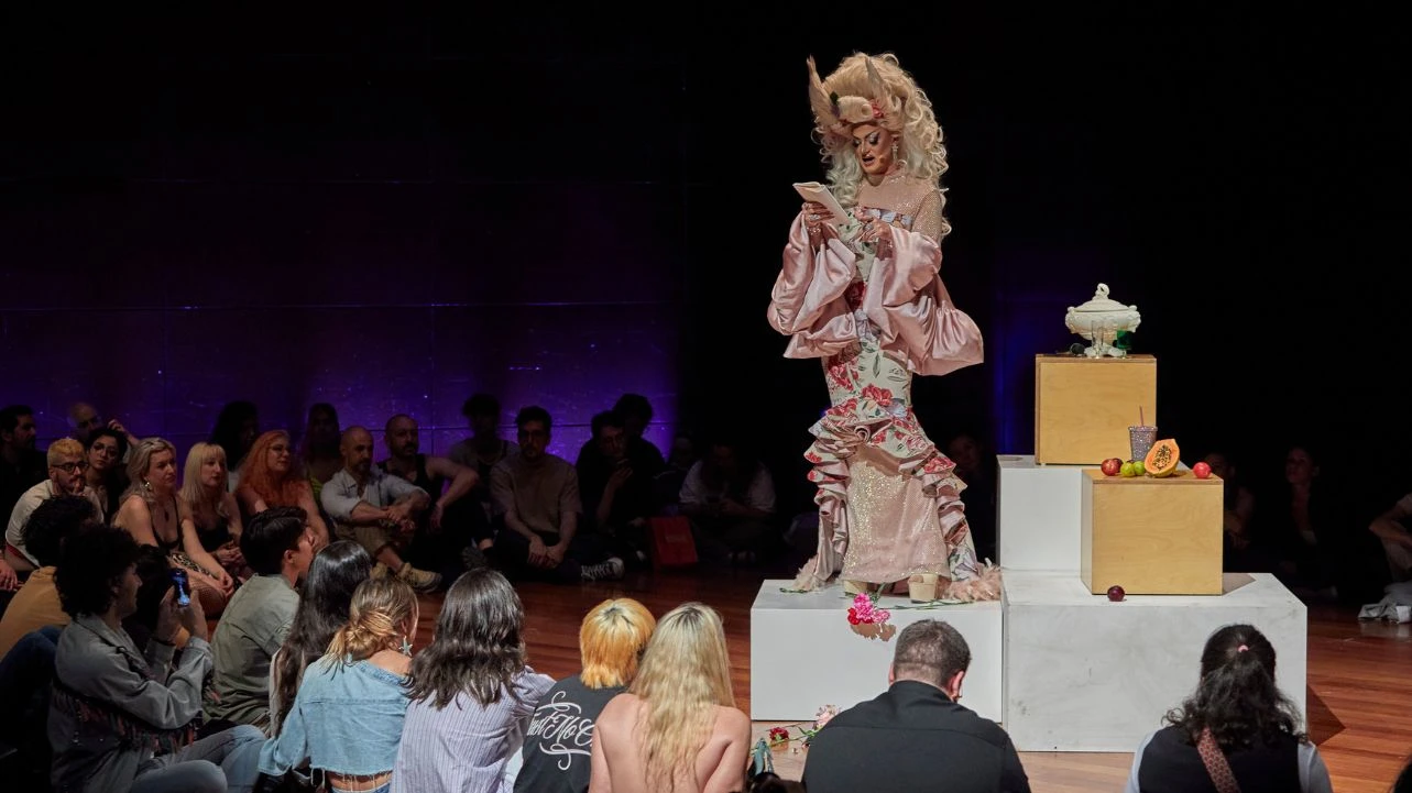 Performance de Pink Chadora, E. L. Queer II. Segundo encuentro de Literatura Queer, Museo Reina Sofía, 2024
