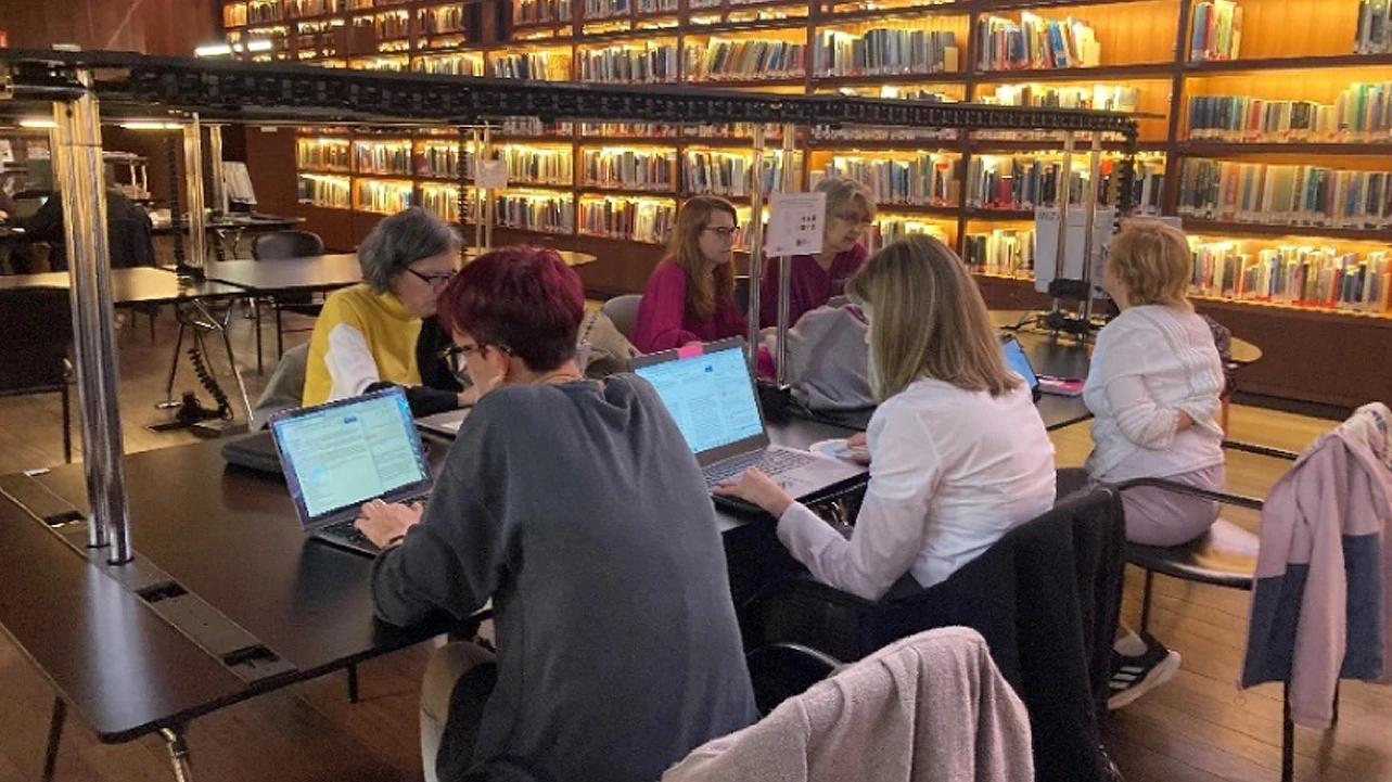 Un grupo de participantes de la pasada edición de Mirar de cerca. Editatona de mujeres creadoras, 2023