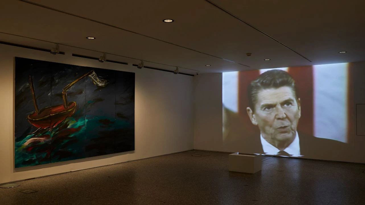 Vista del vestíbulo de Un barco ebrio: eclecticismo, institucionalidad y desobediencia en los ochenta, Edificio Nouvel, Planta 0