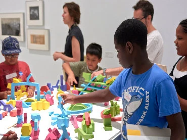 Diferentes momentos del trabajo en las salas de la exposición Playgrounds. Reinventar la plaza