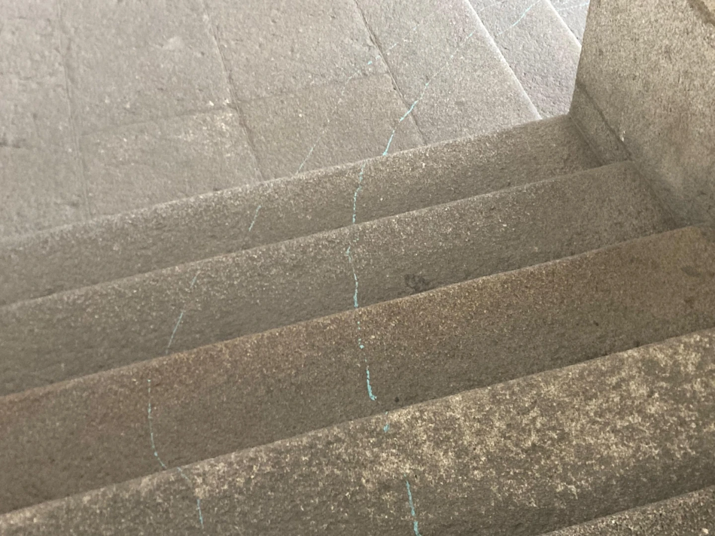 Un rastro azul [huella de la performance The Leak (La fuga) de Francis Alÿs, llevada a cabo en el marco de la exposición F(r)icciones. Versiones del Sur (2000)]. Foto: Marina Díaz-Cañedo