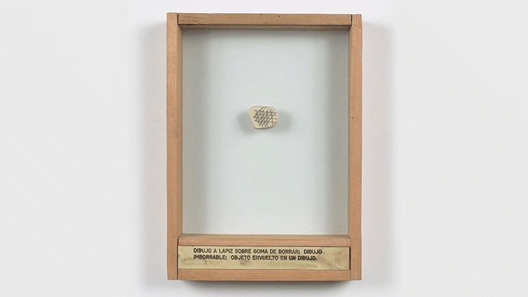 Luis Camnitzer, Dibujo a lápiz sobre goma de borrar; dibujo imborrable; objeto envuelto en un dibujo, 1974. Caja de madera y vidrio con materiales diversos, 34,6 x 25 x 5 cm. Colección Francisco y Stefania Cestero © Luis Camnitzer, Madrid, 2018