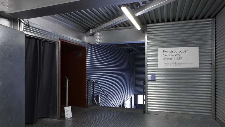 Vista de Sin título #223, instalación sonora de Francisco López en el Museo Reina Sofía, 2010