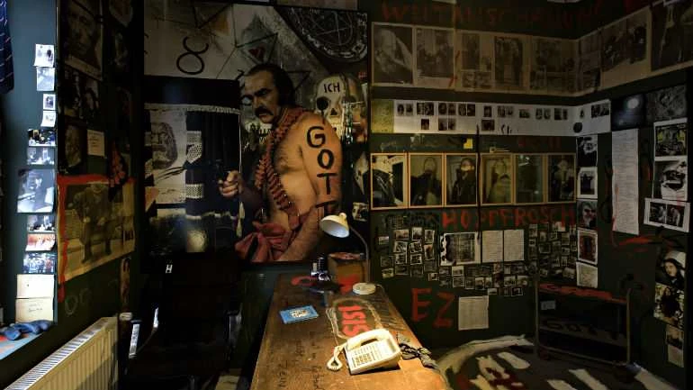 Vista de la Colección Falckenberg en Phoenix Kulturstiftung, con obra de Jonathan Meese