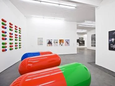 Vista de la Colección Faclkenberg en Phoenix Kulturstiftung, con obras de General Idea