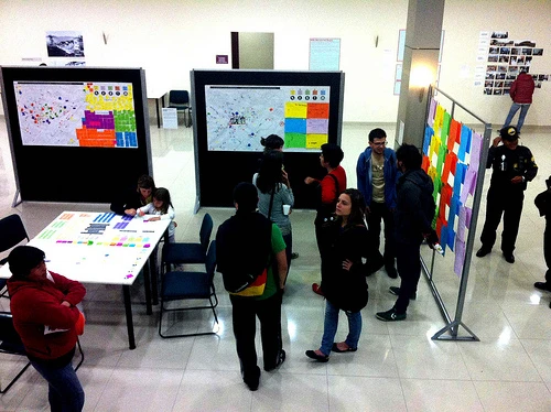 Exposición y socialización del proceso de investigación del Equipo Mercado San Roque bajo la coordinación del Instituto Metropolitano de Cultura y Fundación Museos. Cajita de Cristal, Quito. Enero 2013. Transductores. Creative Commons. 3.0