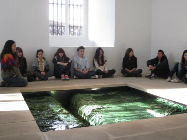 Alumnos durante su visita a la exposición