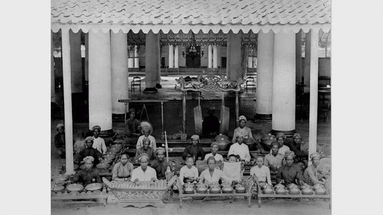 Gamelán de Java en la Exposición Universal de París de 1889. Foto del National Museum of World Cultures de Leiden