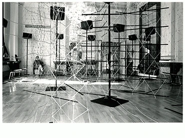 Reticulárea Alte Oper, 1982. Fráncfort. Foto: Gerd Leufert. Archivo Fundación Gego
