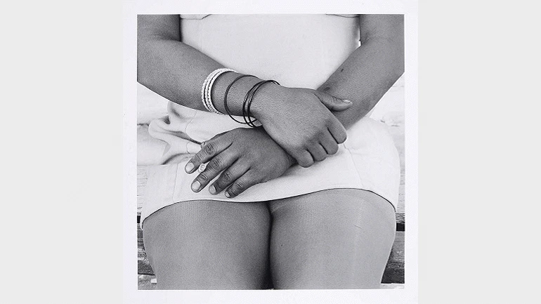 David Goldblatt. Woman smoking, Fordsburg, Johannesburg (Mujer fumando, Fordsburg, Johannesburgo), 1975. Fotografía. Museo Reina Sofía