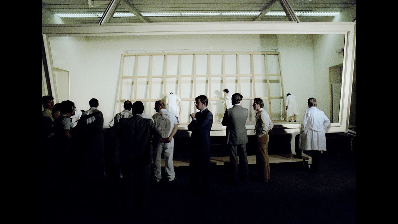 The arrival of Guernica at the Casón del Buen Retiro, 1981. Reproduced in the documentary Guernica: el último exiliado, 2022. Photo: Jesús González