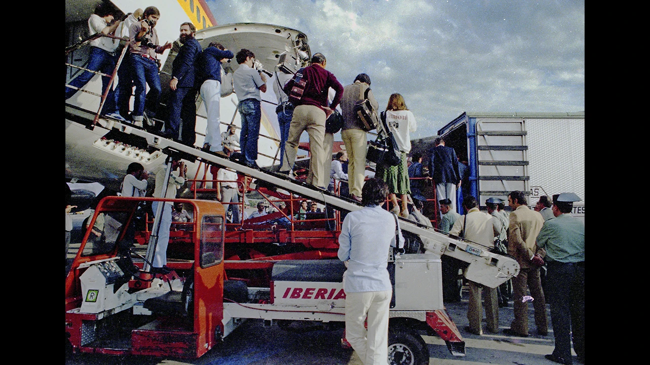 The arrival of Guernica at Barajas Airport, 1981. Reproduced in the documentary Guernica: el último exiliado, 2022. Photo: Jesús González
