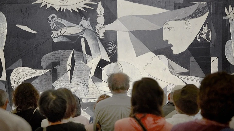 Detalle de la sala 206 donde se exhibe Guernica. Pablo Picasso. Guernica, 1937 © Sucesión Pablo Picasso, VEGAP, Madrid, 2017