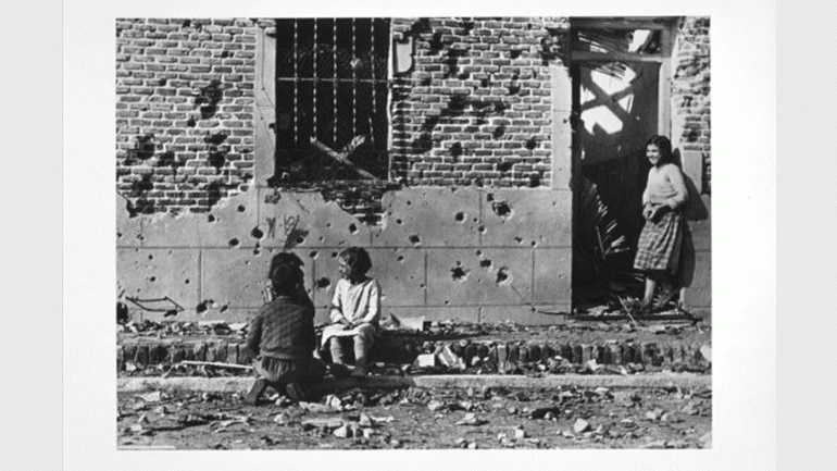 Robert Capa (André Ernö Friedmann). Madrid, noviembre-diciembre 1936, 1936, copia póstuma, 1998. Gelatinobromuro de plata sobre papel, 29,4 x 40,2 cm. Museo Reina Sofía