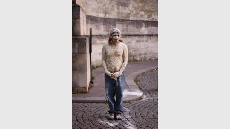 Benvenuto Chavajay, Hombres de maíz. Performance ritual en el cementerio Père Lachaise, París, 2019