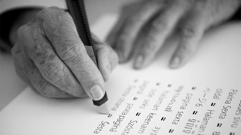 Isidoro Valcárcel Medina durante las labores de corrección del contenido de ilimit, 2011 © Ivorypress