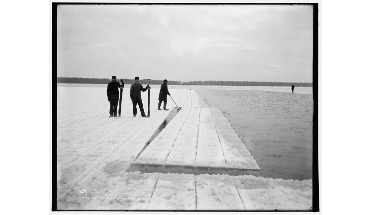 Ice harvesting, baring off, Detroit Publishing Company Photograph Collection, ca. 1900-1906. Library of Congress Prints and Photographs Division, LC-D4-17130 [P&amp;P]
