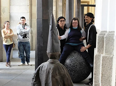 Participantes actuando en las diversas propuestas circenses