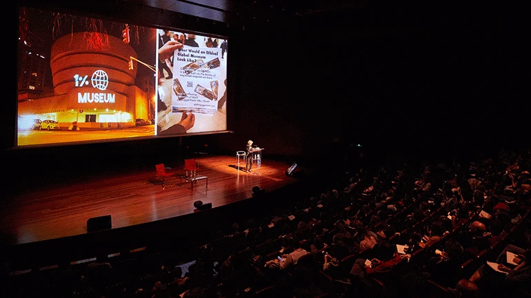 Lucy Lippard, durante la conferencia en el Museo Reina Sofía, 2018