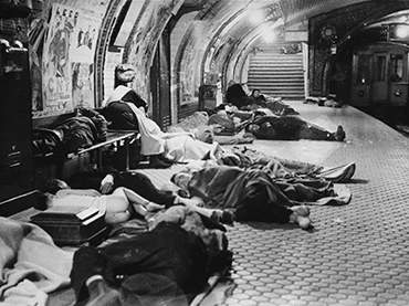 Alfonso Sánchez Portela, El pueblo de Madrid busca refugio en el metro durante los bombardeos, 1937 / Copia posterior, 1984. Museo Reina Sofía