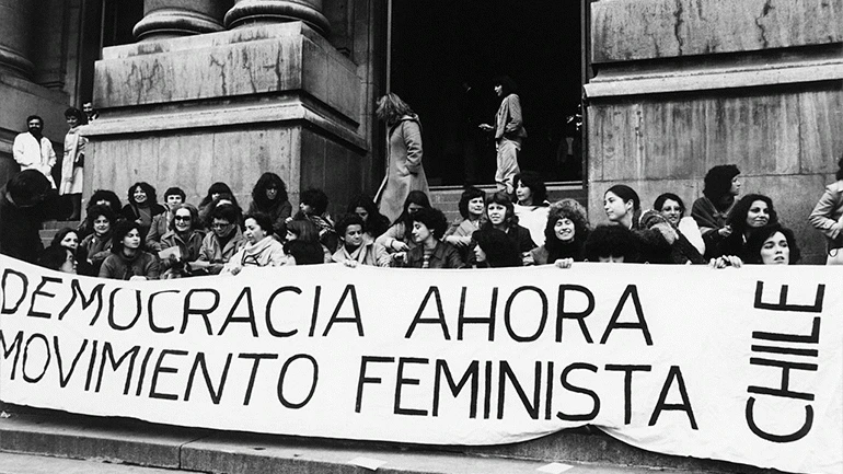 Primera manifestación pública del Movimiento Feminista en las escalinatas de la Biblioteca Nacional, Santiago de Chile, 1983. Fotografía: Kena Lorenzini
