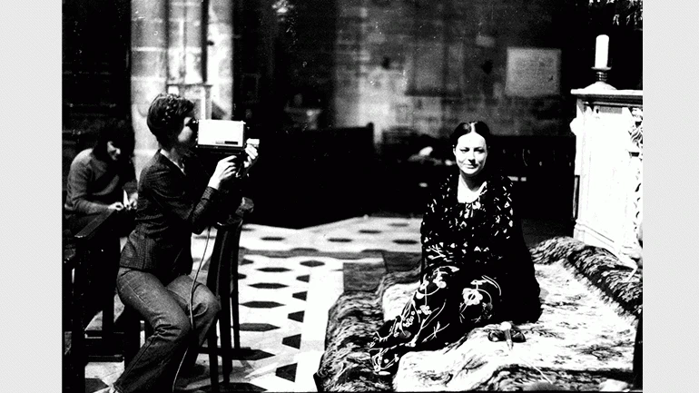 Carole Roussopoulos grabando a Barbara durante el rodaje de Les prostituées de Lyon parlent [Las prostitutas de Lyon hablan], 1975. Cortesía de Alexandra y Géronimo Roussopoulos