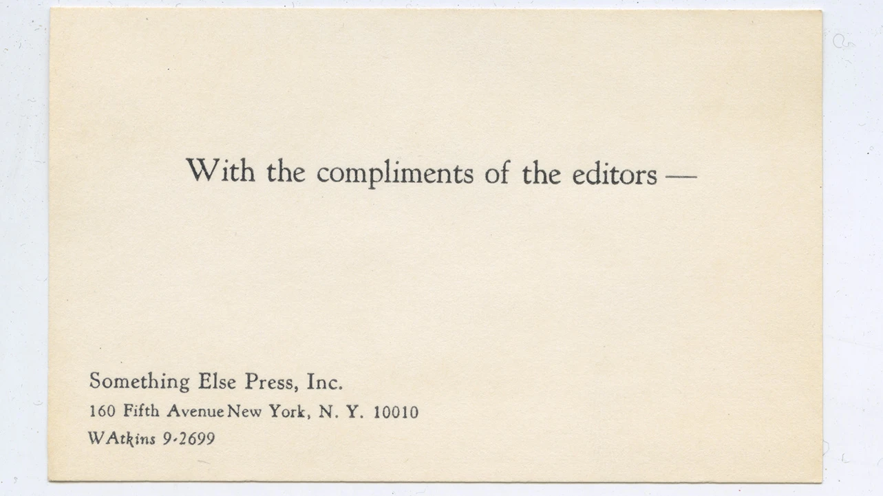 With the compliments of the editors [Gentileza de los editores], tarjeta de Something Else Press incluida en sus libros, s. f. The Emily Harvey Foundation, Nueva York