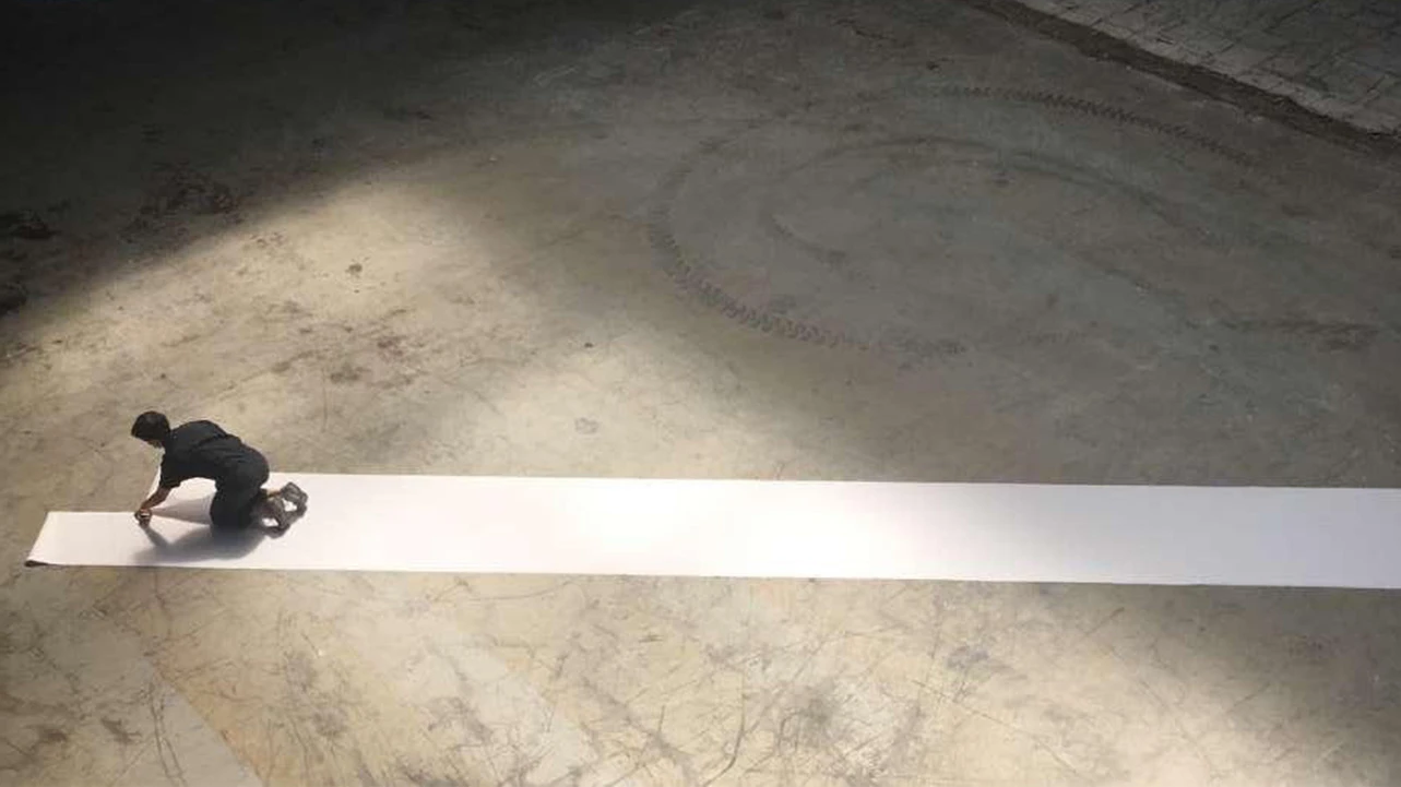 Olga de Soto, Paper Lane, 2020. Fotografía: Lisa Gunstone, KANAL - Centre Pompidou, Bruselas