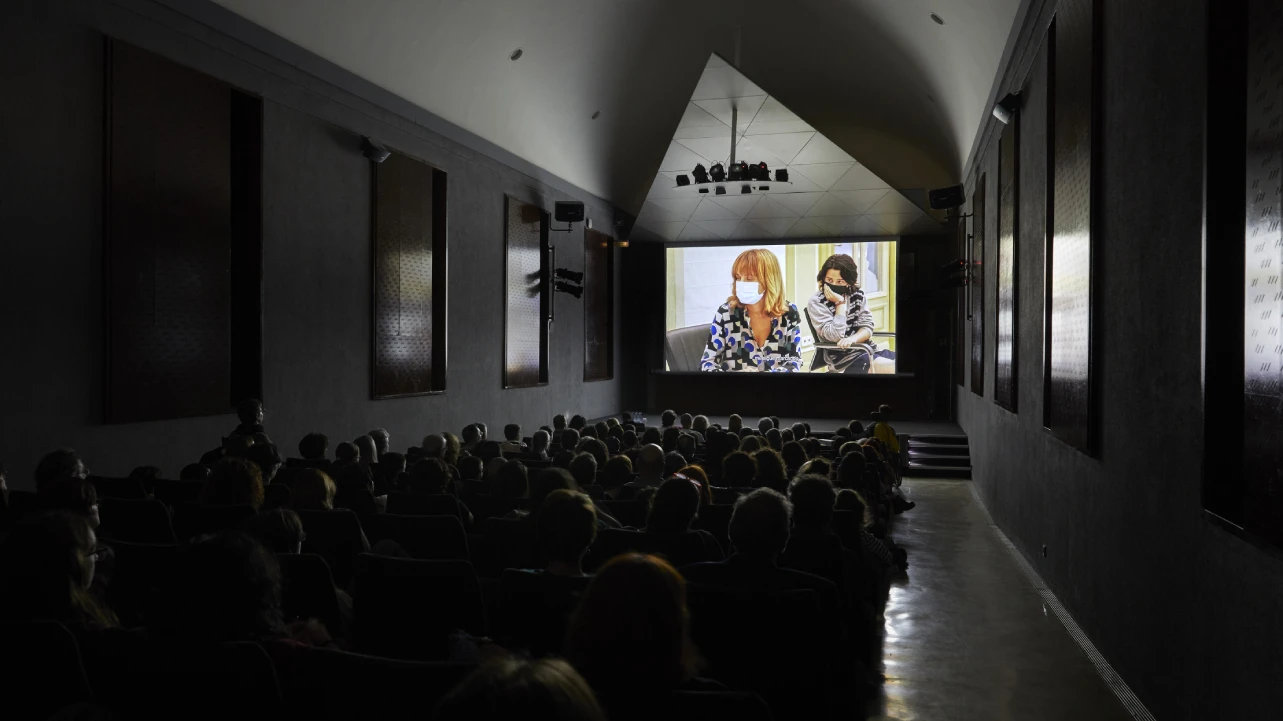 falta pieProyección de la película Quererla es crearla (2022), de Cecilia Barriga, durante el encuentro Ser parte de todo, Museo Reina Sofía, 2022