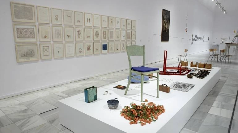 Vista de sala de la exposición Paul Thek, 2009