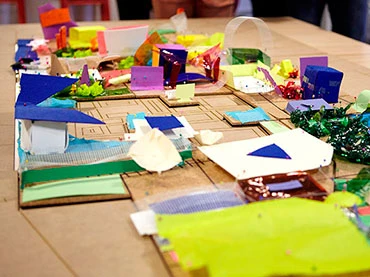 Maqueta creada por un grupo de alumnos sobre la idea de nuevas relaciones sociales y desarrollos urbanísticos