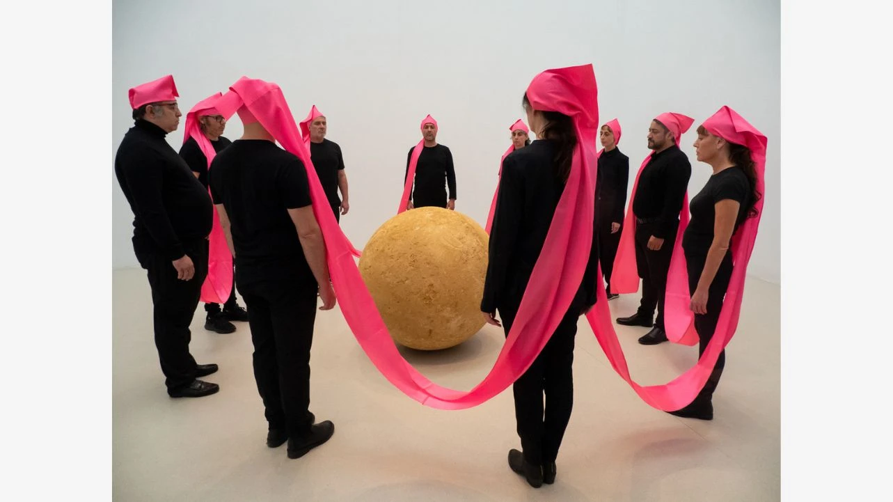 Reescenificación de las performances de James Lee Byars en el Palacio de Velázquez, Madrid, 2024. Fotografía: David Serrano