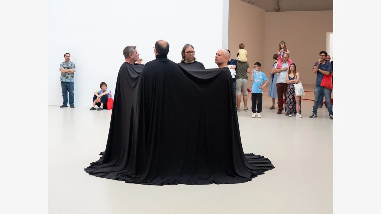 Reescenificación de las performances de James Lee Byars en el Palacio de Velázquez, Madrid, 2024. Fotografía: David Serrano