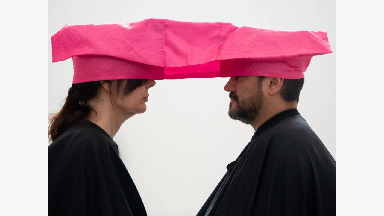 Reescenificación de las performances de James Lee Byars en el Palacio de Velázquez, Madrid, 2024. Fotografía: David Serrano