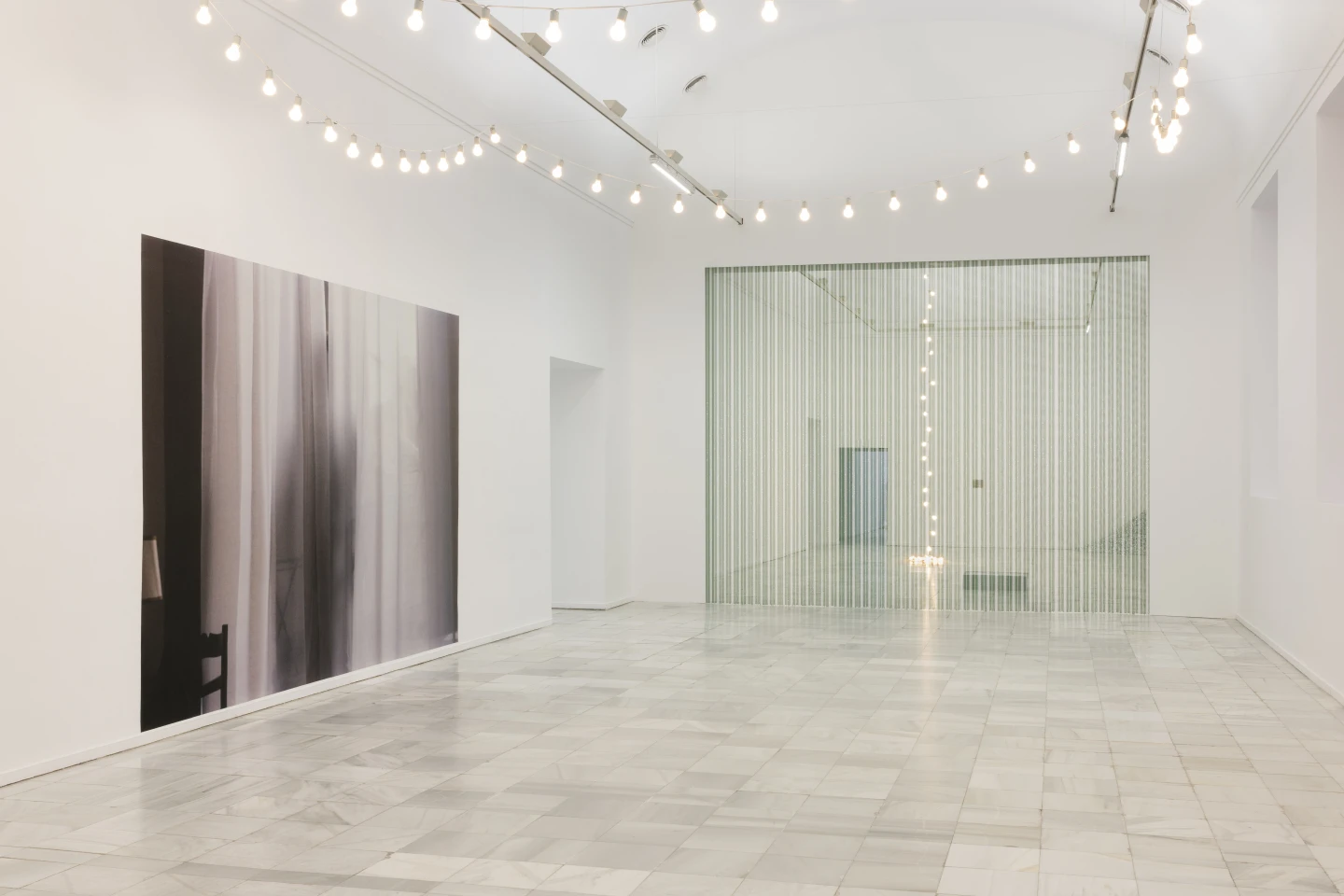 Vista de sala de la exposición Felix Gonzalez-Torres. Dulce venganza