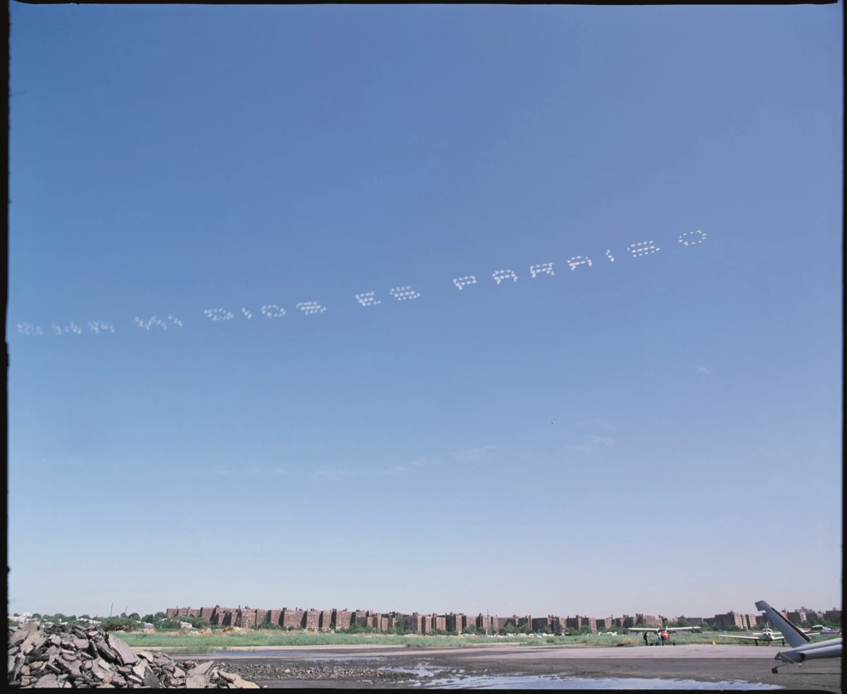 Paisaje de cielo azul con nubes formando letras