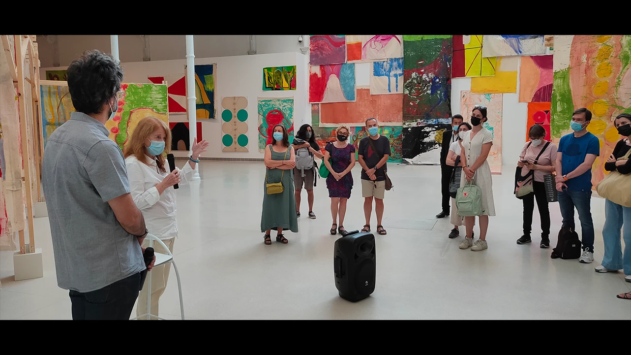 Recorrido por la exposición Vivian Suter, Museo Reina Sofía, 2021. A la izquierda, Chema González y Vivian Suter