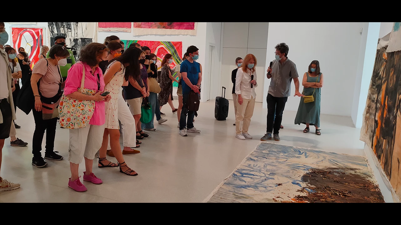 Recorrido por la exposición Vivian Suter, Museo Reina Sofía, 2021. A la derecha, Chema González y Vivian Suter