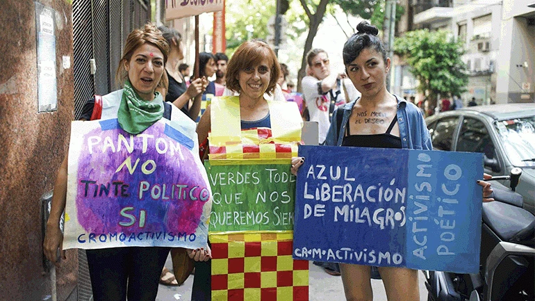 Cromoactivismo, acción en el marco del 8M de 2017, Buenos Aires. Archivo Cromoactivismo