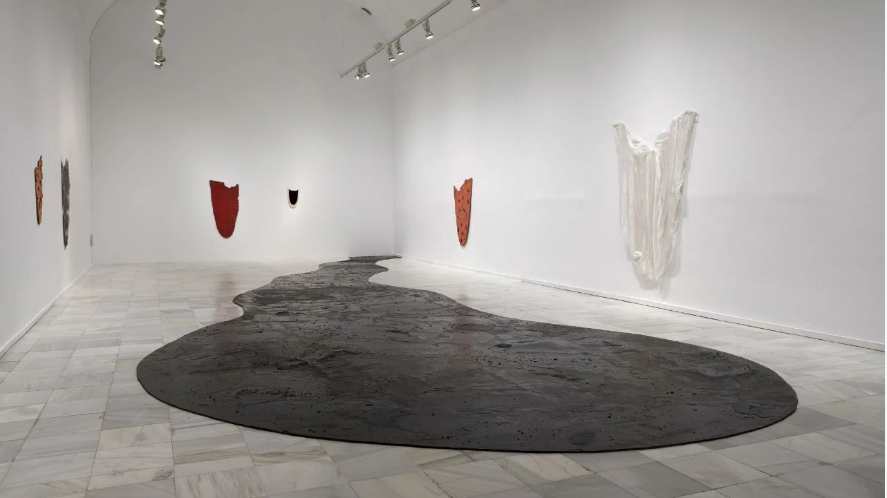 Vista de la exposición Eva Lootz. Hacer como quien dice: ¿y esto qué es?, Museo Reina Sofía, 2024