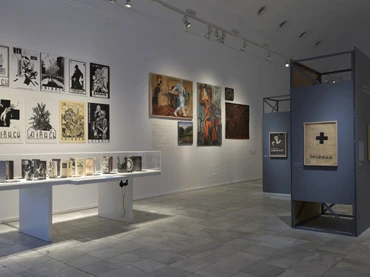 Vista de sala de la exposición NSK del Kapital al Capital. Neue Slowenische Kunst. Un hito de la década final de Yugoslavia