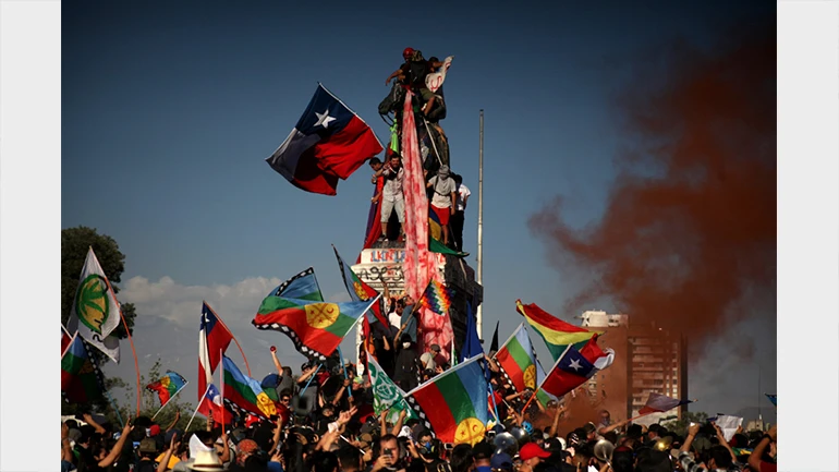 La Plaza Baquedano tomada en las protestas ocurridas en Santiago de Chile, 2019