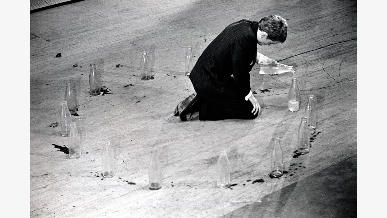 Dorine van der Klei, Zyklus for Water-Pails [Zyklus para cubos de agua], performance de Tomas Schmit, Ámsterdam, 18 de diciembre, 1963. Cortesía de la artista