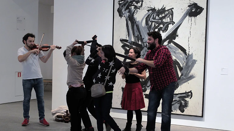 Activando las obras a través de danza, música y gestualidad