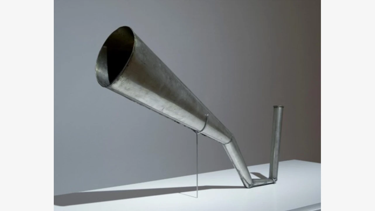 Arrigo Lara Tonino, Idromegafono [Hidromegáfono], 1968. Vista de la exposición Disonata. Arte en sonido hasta 1980, Museo Reina Sofía, 2020. © Arrigo Lora Totino